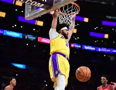 浓眉哥在FPX比赛中大比分领先摩纳哥门线救险备战NBA常规赛，现场解说直呼：C罗赛后怒摔奖牌的简单介绍
